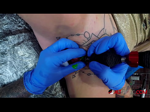 ❤️ Sully Savage-k izugarri tatuatu zuen klitorian tatuaje bat egin zuen ❤❌ Sexua gugan ☑